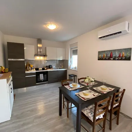 Spacious Apartment Close To The Sea In Split Area Kastela Exterior photo