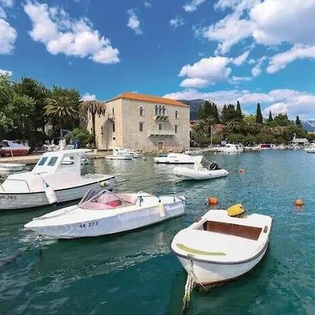 Spacious Apartment Close To The Sea In Split Area Kastela Exterior photo