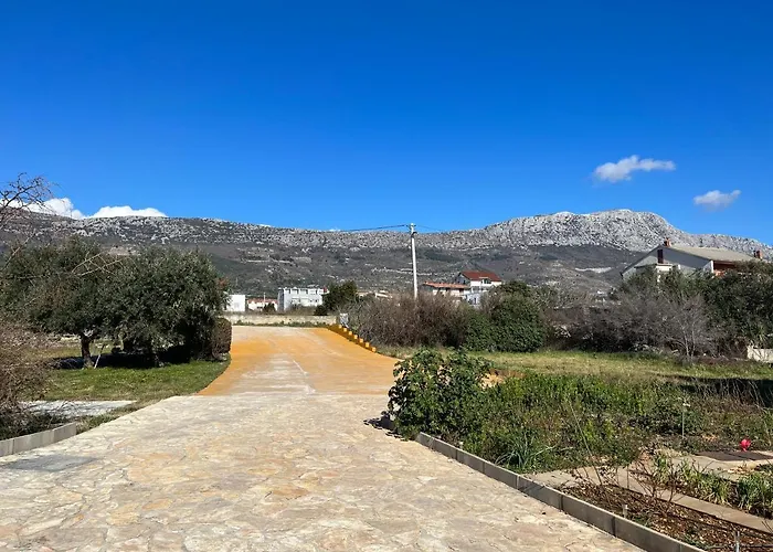 Spacious Apartment Close To The Sea In Split Area