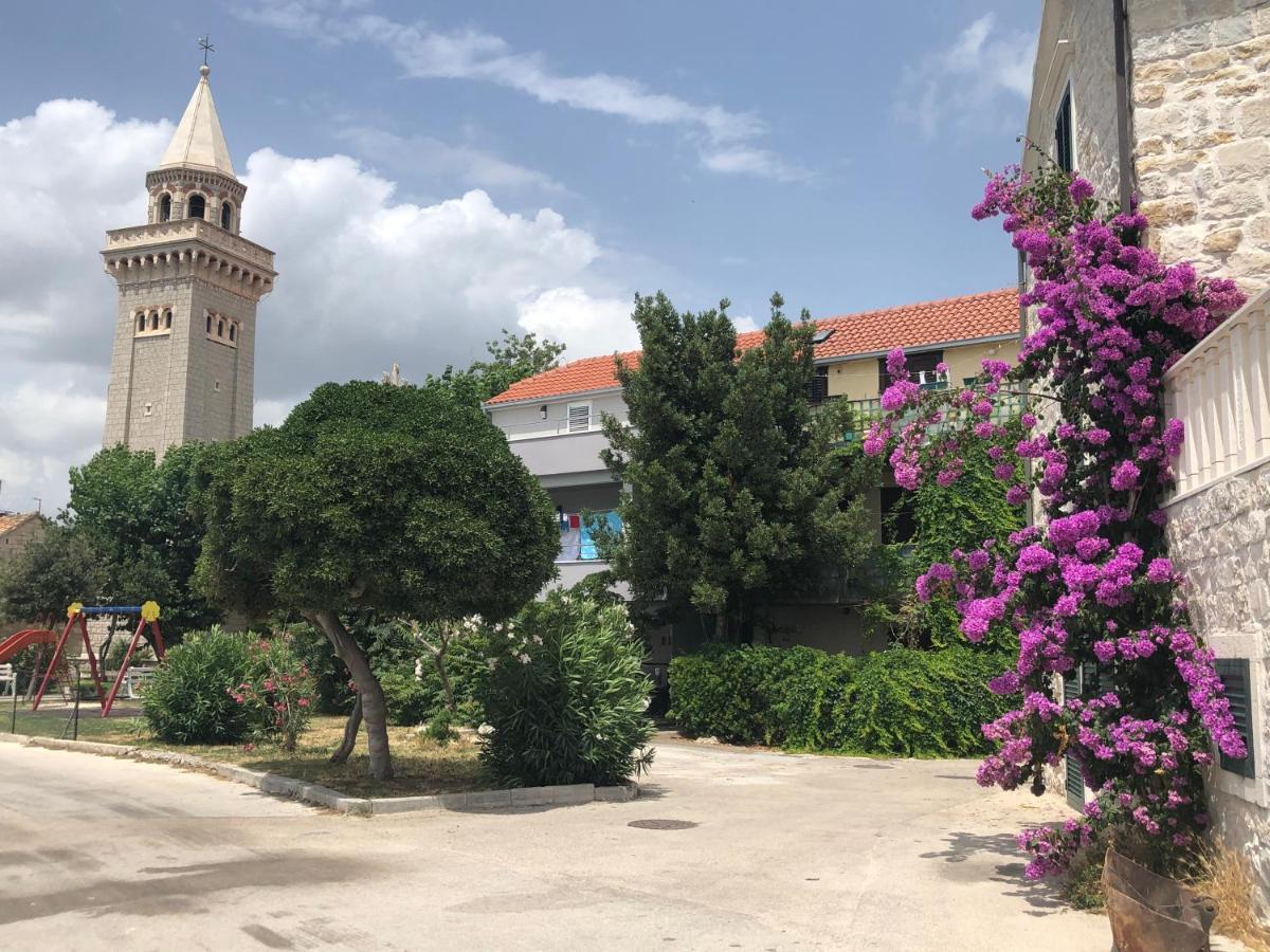 Apartment Spacious Close To The Sea In Split Area Kastela